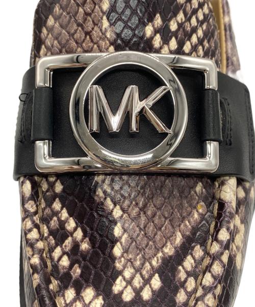 MICHAEL KORS（マイケル・コース）MICHAEL KORS (マイケルコース) パイソンローファー/40R2APFP2E ベージュ×ブラック サイズ:7　1/2の古着・服飾アイテム
