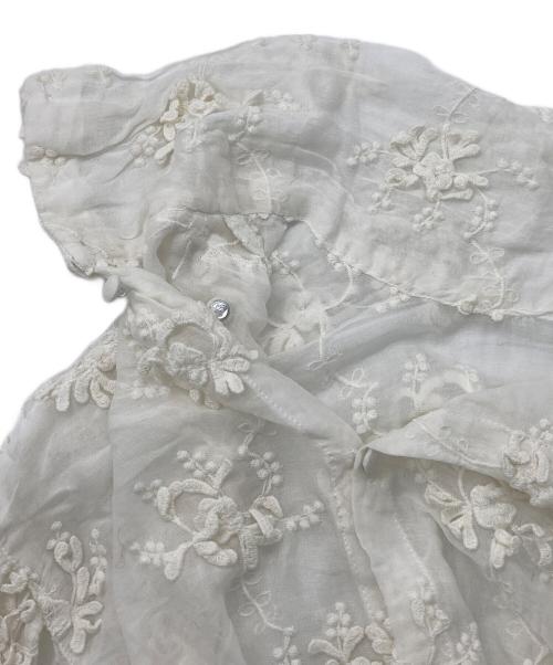 crinkle crinkle crinkle（クリンクル クリンクル クリンクル）crinkle crinkle crinkle (クリンクル クリンクル クリンクル) 3D embroidery long blouse ホワイト サイズ:Fの古着・服飾アイテム