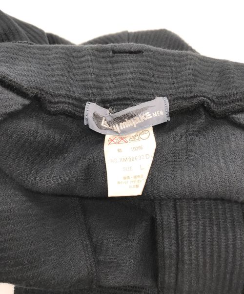 ISSEY MIYAKE MEN（イッセイミヤケメン）ISSEY MIYAKE MEN (イッセイミヤケメン) オールドストライププリーツ織りパンツ/XM08632DJ グレー サイズ:Lの古着・服飾アイテム