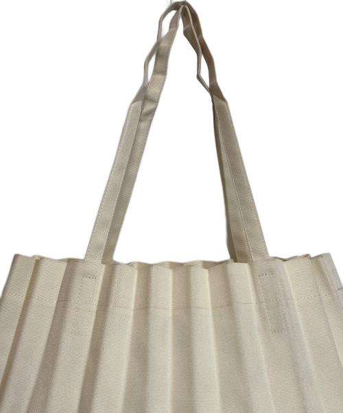 ISSEY MIYAKE me（イッセイ ミヤケ ミー）ISSEY MIYAKE me (イッセイ ミヤケ ミー) プリーツ ショルダーバック/MI11AG031 ベージュの古着・服飾アイテム