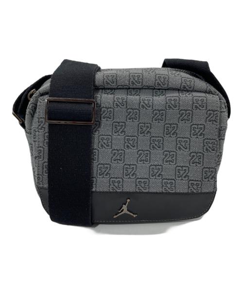 JORDAN（ジョーダン）JORDAN (ジョーダン) MONOGRAM MINI MESSENGER BAG/MA0760-G9Q グレーの古着・服飾アイテム