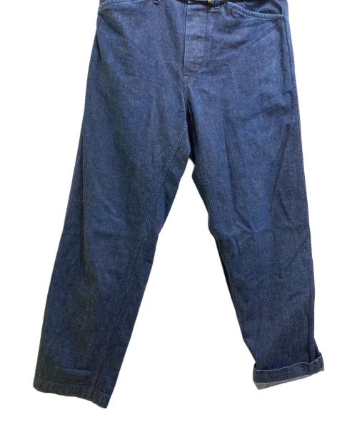 COMOLI（コモリ）COMOLI (コモリ) ベルテッド デニムパンツ インディゴの古着・服飾アイテム