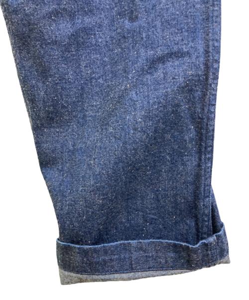 COMOLI（コモリ）COMOLI (コモリ) ベルテッド デニムパンツ インディゴの古着・服飾アイテム