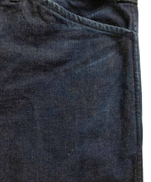 COMOLI（コモリ）COMOLI (コモリ) ベルテッド デニムパンツ インディゴの古着・服飾アイテム