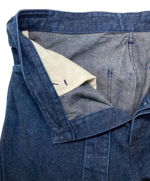 COMOLI（コモリ）COMOLI (コモリ) ベルテッド デニムパンツ インディゴの古着・服飾アイテム