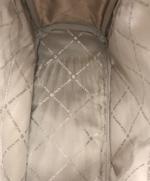 MICHAEL KORS（マイケル・コース）MICHAEL KORS (マイケルコース) ABBEY BACKPACK/35F8GAYB2B ホワイト×ブラウンの古着・服飾アイテム