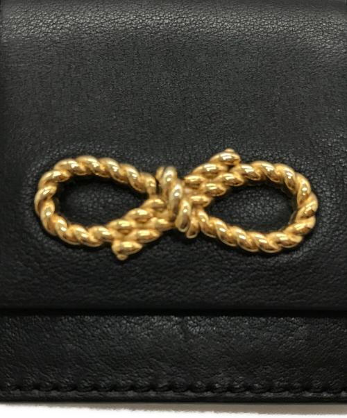 ANYA HINDMARCH（アニヤ・ハインドマーチ）ANYA HINDMARCH (アニヤハインドマーチ) ツイストリボンデザイン 三つ折財布 ブラックの古着・服飾アイテム