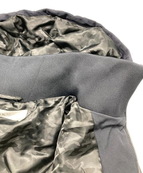 AKM（エーケーエム）AKM (エーケーエム) スタンドネックレイヤードダウンジャケット ネイビー サイズ:SIZE Lの古着・服飾アイテム