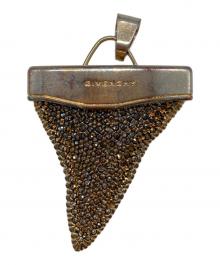 GIVENCHY（ジバンシィ）の古着「シャークネックレストップ」｜ゴールド