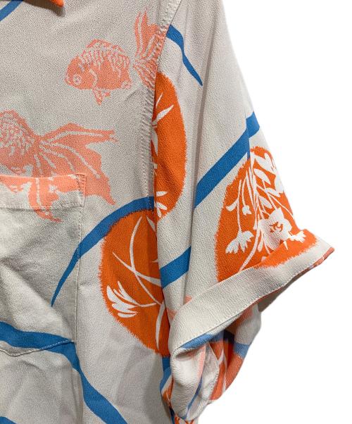 Sun Surf（サンサーフ）Sun Surf (サンサーフ) GOLD FISH アロハシャツ ホワイト×オレンジ サイズ:Sの古着・服飾アイテム