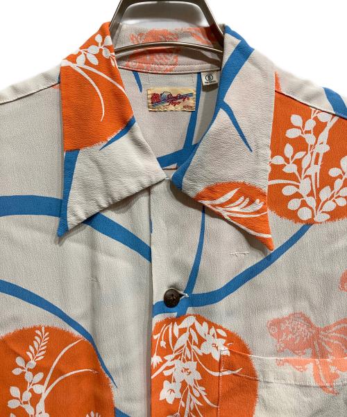 Sun Surf（サンサーフ）Sun Surf (サンサーフ) GOLD FISH アロハシャツ ホワイト×オレンジ サイズ:Sの古着・服飾アイテム