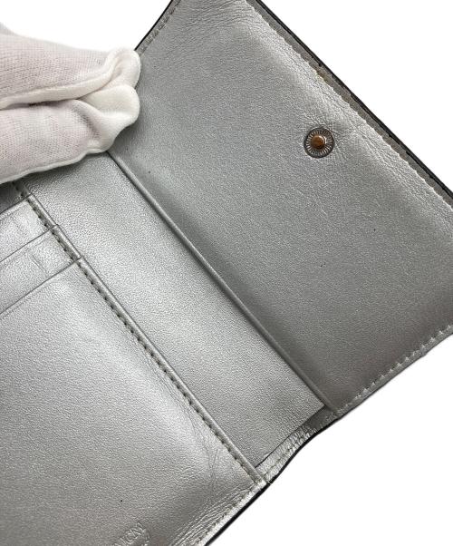 MCM（エムシーエム）MCM (エムシーエム) ヴィセトス3つ折り財布 シルバーの古着・服飾アイテム