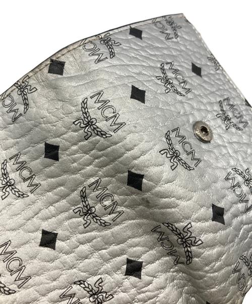 MCM（エムシーエム）MCM (エムシーエム) ヴィセトス3つ折り財布 シルバーの古着・服飾アイテム