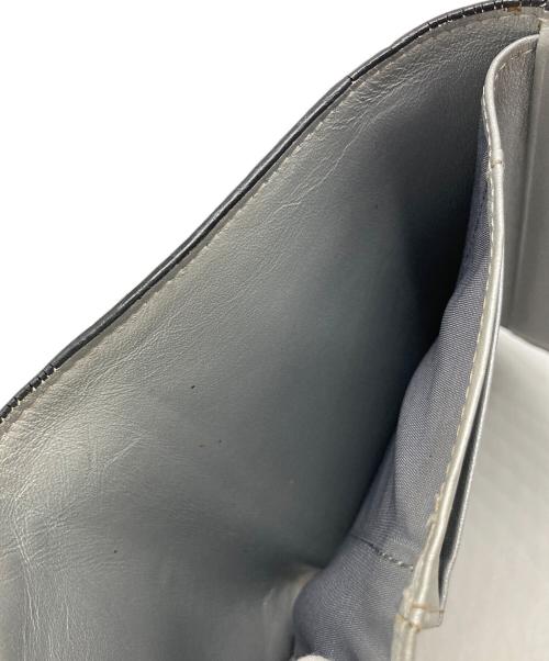 MCM（エムシーエム）MCM (エムシーエム) ヴィセトス3つ折り財布 シルバーの古着・服飾アイテム