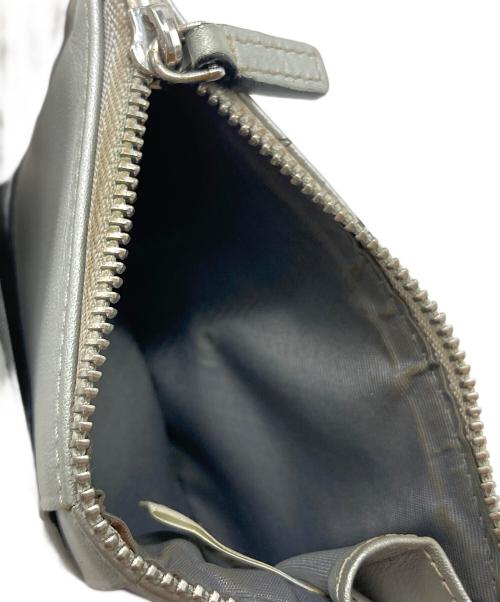 MCM（エムシーエム）MCM (エムシーエム) ヴィセトス3つ折り財布 シルバーの古着・服飾アイテム