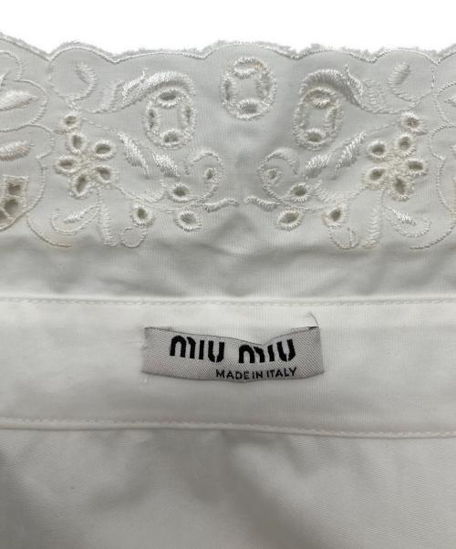 MIU MIU（ミュウミュウ）MIU MIU (ミュウミュウ) パールボタンレースフリルシャツ ホワイト サイズ:40の古着・服飾アイテム