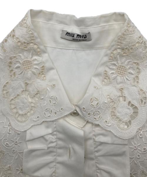 MIU MIU（ミュウミュウ）MIU MIU (ミュウミュウ) パールボタンレースフリルシャツ ホワイト サイズ:40の古着・服飾アイテム