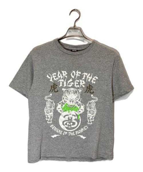 stussy（ステューシー）stussy (ステューシー) YEAR OF THE TIGER Tシャツ グレー サイズ:Sの古着・服飾アイテム