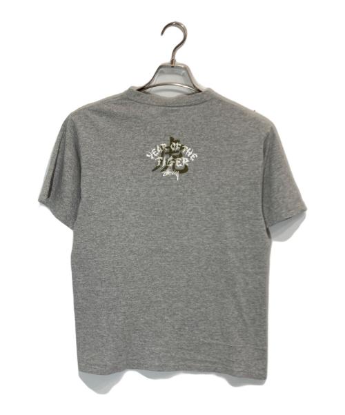 stussy（ステューシー）stussy (ステューシー) YEAR OF THE TIGER Tシャツ グレー サイズ:Sの古着・服飾アイテム