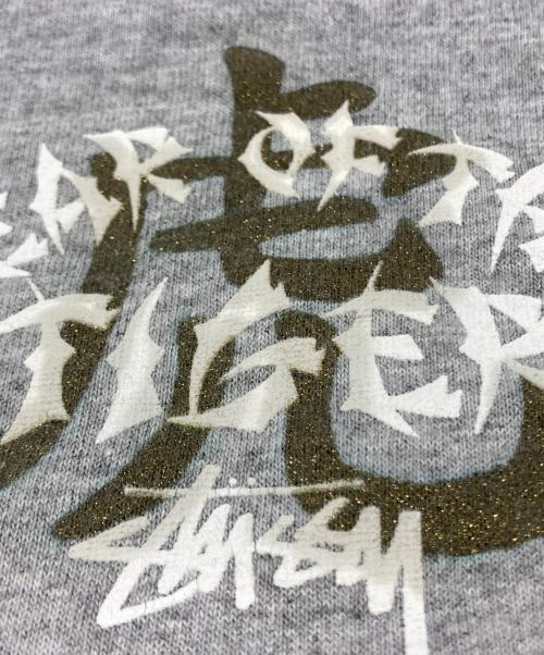 stussy（ステューシー）stussy (ステューシー) YEAR OF THE TIGER Tシャツ グレー サイズ:Sの古着・服飾アイテム