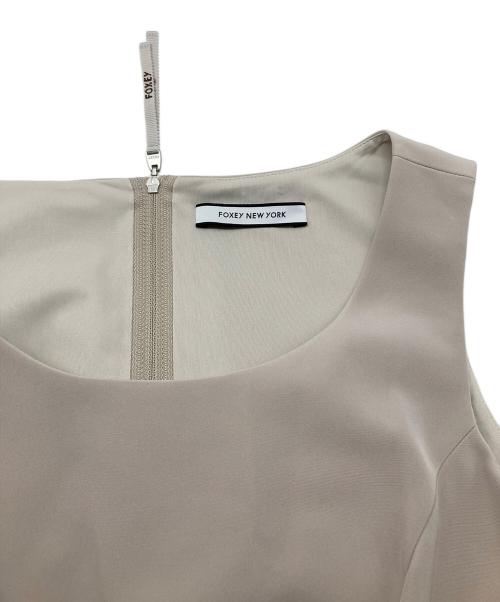 FOXEY NEWYORK（フォクシーニューヨーク）FOXEY NEWYORK (フォクシーニューヨーク) ノースリーブワンピース ベージュ サイズ:38の古着・服飾アイテム