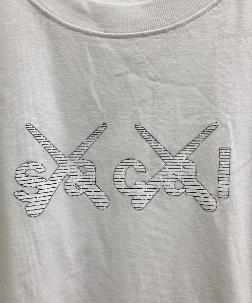 sacai（サカイ）sacai (サカイ) KAWS TOKYO FIRST TEE ホワイト サイズ:3の古着・服飾アイテム