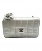 CHANELシャネル）の古着「カメリアチョコバー チェーンショルダーバッグ」｜シルバー