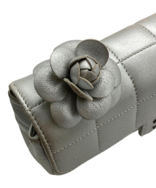 CHANEL（シャネル）CHANEL (シャネル) カメリアチョコバー チェーンショルダーバッグ シルバーの古着・服飾アイテム
