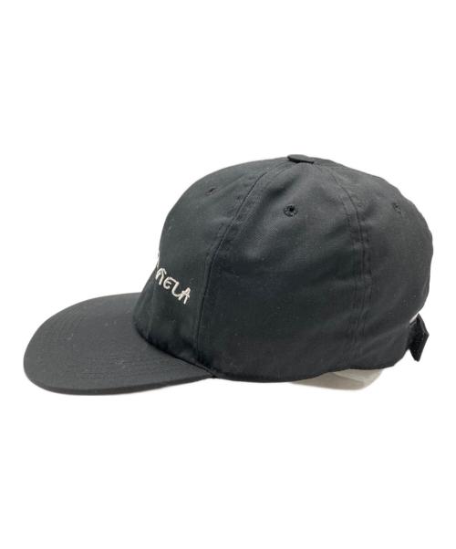 MM6 Maison Margiela（エムエムシックスメゾンマルジェラ）MM6 Maison Margiela (エムエムシックスメゾンマルジェラ) ロゴ刺繍キャップ ブラックの古着・服飾アイテム