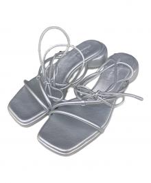 CHARLES & KEITH×YVMIN（チャールズアンドキース×イヴミン）の古着「ストラッピー タイアラウンドサンダル&フルーツチャームセット」｜シルバー