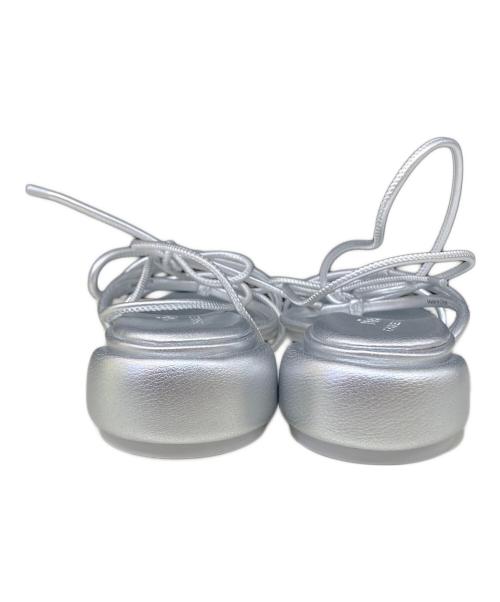 CHARLES & KEITH（チャールズアンドキース）CHARLES & KEITH (チャールズ＆キース) YVMIN (イヴミン) ストラッピー タイアラウンドサンダル&フルーツチャームセット シルバー サイズ:36の古着・服飾アイテム