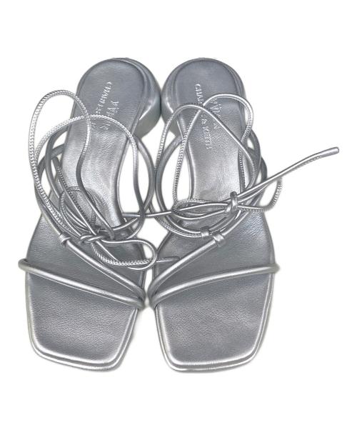 CHARLES & KEITH（チャールズアンドキース）CHARLES & KEITH (チャールズ＆キース) YVMIN (イヴミン) ストラッピー タイアラウンドサンダル&フルーツチャームセット シルバー サイズ:36の古着・服飾アイテム