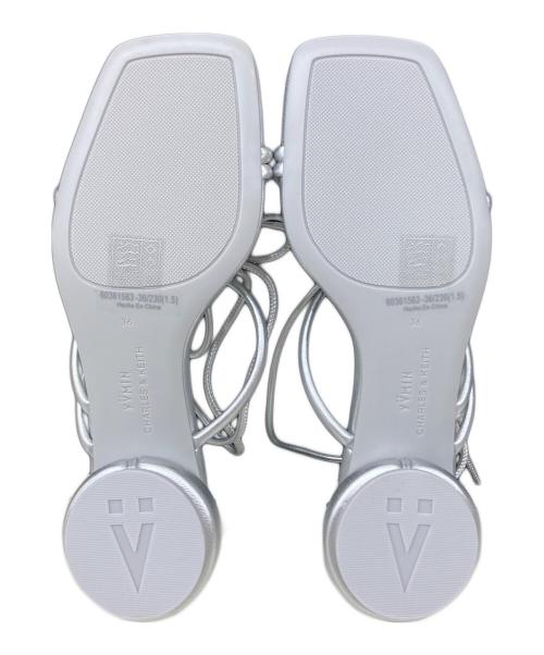 CHARLES & KEITH（チャールズアンドキース）CHARLES & KEITH (チャールズ＆キース) YVMIN (イヴミン) ストラッピー タイアラウンドサンダル&フルーツチャームセット シルバー サイズ:36の古着・服飾アイテム