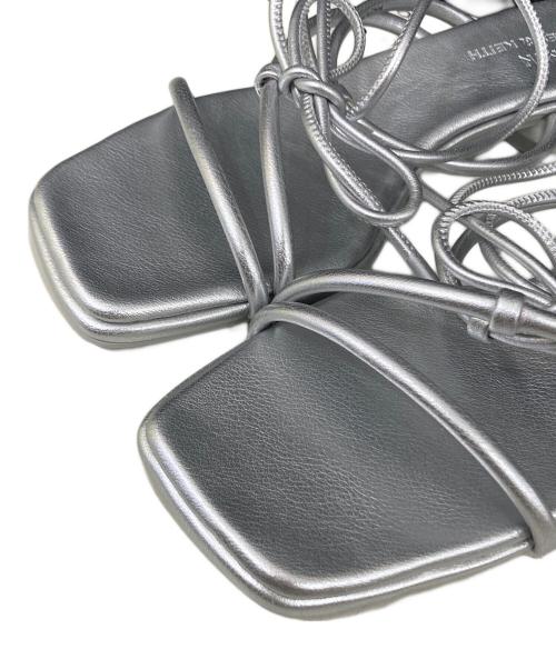 CHARLES & KEITH（チャールズアンドキース）CHARLES & KEITH (チャールズ＆キース) YVMIN (イヴミン) ストラッピー タイアラウンドサンダル&フルーツチャームセット シルバー サイズ:36の古着・服飾アイテム