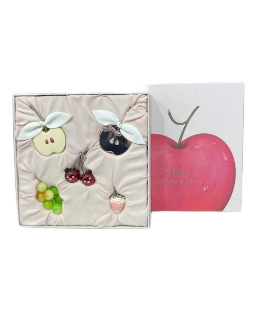 CHARLES & KEITH（チャールズアンドキース）CHARLES & KEITH (チャールズ＆キース) YVMIN (イヴミン) ストラッピー タイアラウンドサンダル&フルーツチャームセット シルバー サイズ:36の古着・服飾アイテム