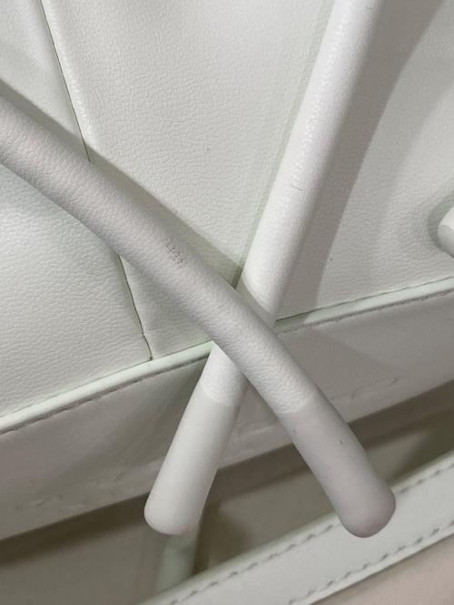 CHARLES & KEITH（チャールズアンドキース）CHARLES & KEITH (チャールズ＆キース) YVMIN (イヴミン) Ally アリー ルーシュドスラウチーノットバッグ&フルーツチャームセット グリーンの古着・服飾アイテム