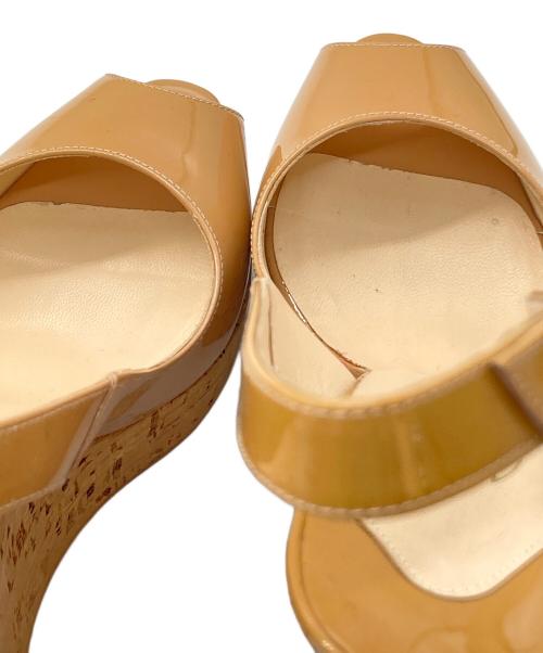Christian Louboutin（クリスチャン・ルブタン）Christian Louboutin (クリスチャン・ルブタン) パテントウエッジソールパンプス ベージュ サイズ:36の古着・服飾アイテム
