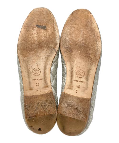 CHANEL（シャネル）CHANEL (シャネル) マトラッセココマークフラットシューズ シルバー サイズ:36の古着・服飾アイテム