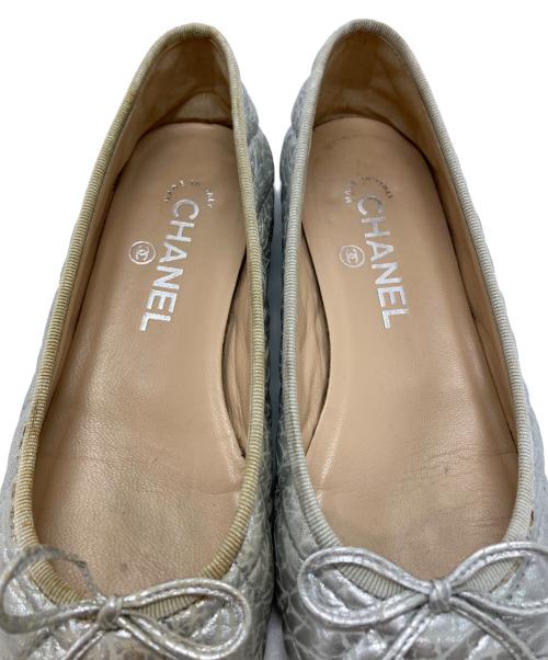 CHANEL（シャネル）CHANEL (シャネル) マトラッセココマークフラットシューズ シルバー サイズ:36の古着・服飾アイテム