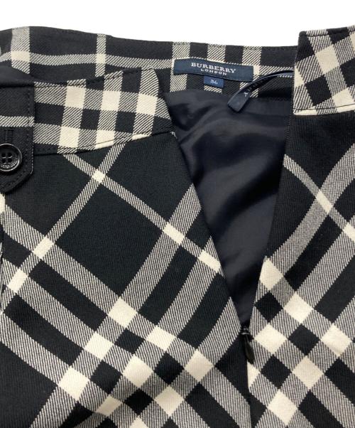 BURBERRY LONDON（バーバリーロンドン）BURBERRY LONDON (バーバリーロンドン) チェックフレアスカート ブラック サイズ:SIZE 36の古着・服飾アイテム