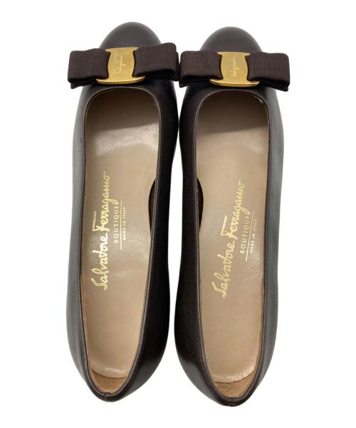 Salvatore Ferragamo（サルヴァトーレ フェラガモ）Salvatore Ferragamo (サルヴァトーレ フェラガモ) ヴァラリボンパンプス ブラウン サイズ:5の古着・服飾アイテム