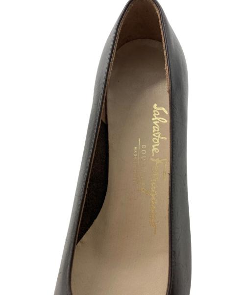Salvatore Ferragamo（サルヴァトーレ フェラガモ）Salvatore Ferragamo (サルヴァトーレ フェラガモ) ヴァラリボンパンプス ブラウン サイズ:5の古着・服飾アイテム