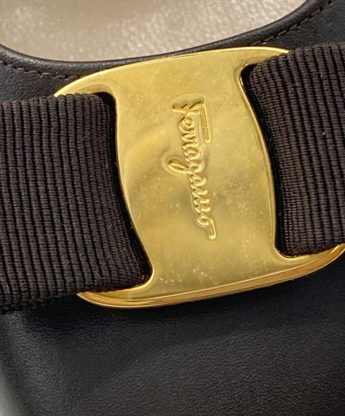 Salvatore Ferragamo（サルヴァトーレ フェラガモ）Salvatore Ferragamo (サルヴァトーレ フェラガモ) ヴァラリボンパンプス ブラウン サイズ:5の古着・服飾アイテム