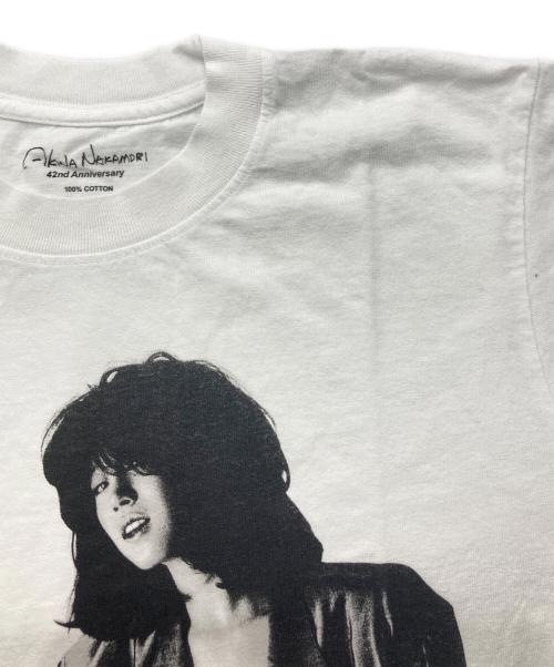 AKINA NAKAMORI（アキナ ナカモリ）AKINA NAKAMORI (アキナ ナカモリ) ZOZOVILLA 42周年記念Tシャツ ホワイト サイズ:Mの古着・服飾アイテム