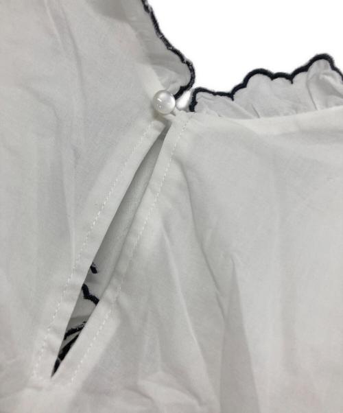 COCODEAL（ココディール）COCODEAL (ココディール) エンブロイダリーフリルティアードワンピース ホワイト サイズ:2の古着・服飾アイテム