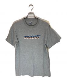 stussy（ステューシー）の古着「メタリックロゴtシャツ」｜グレー