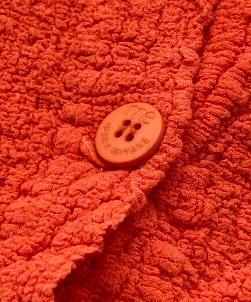 me ISSEY MIYAKE（ミーイッセイ ミヤケ）me ISSEY MIYAKE (ミーイッセイ ミヤケ) ランダムプリーツカーディガン オレンジ サイズ:下記参照の古着・服飾アイテム