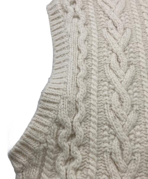 AURALEE（オーラリー）AURALEE (オーラリー) FRENCH MERINO ARAN KNIT VEST アイボリーの古着・服飾アイテム