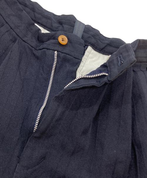 COMME des GARCONS COMME des GARCONS（コムデギャルソン コムデギャルソン）COMME des GARCONS COMME des GARCONS (コムデギャルソン コムデギャルソン) ポリエステル縮絨加工シャドーストライプクロップドパンツ ネイビー サイズ:XSの古着・服飾アイテム