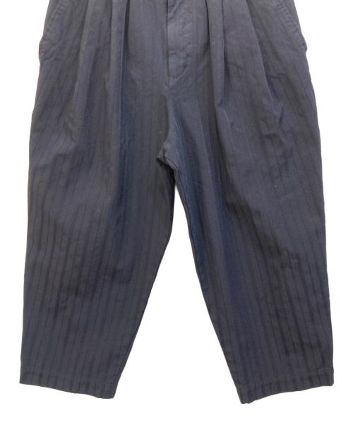 COMME des GARCONS COMME des GARCONS（コムデギャルソン コムデギャルソン）COMME des GARCONS COMME des GARCONS (コムデギャルソン コムデギャルソン) ポリエステル縮絨加工シャドーストライプクロップドパンツ ネイビー サイズ:XSの古着・服飾アイテム